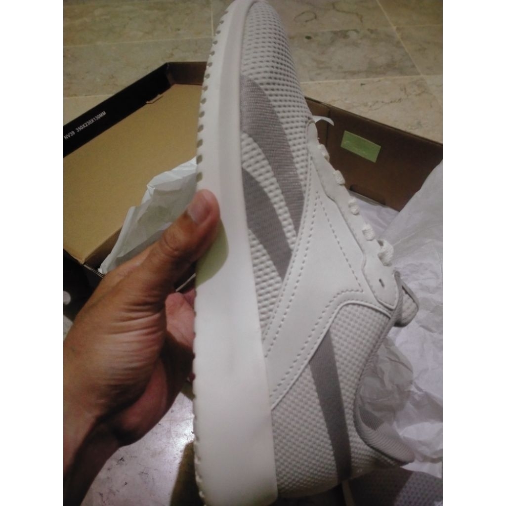 sepatu casual Reebok