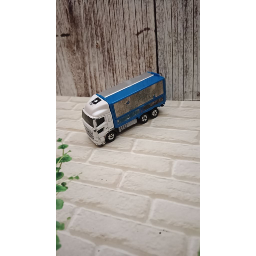 Diecast Tomica truk hino preloved