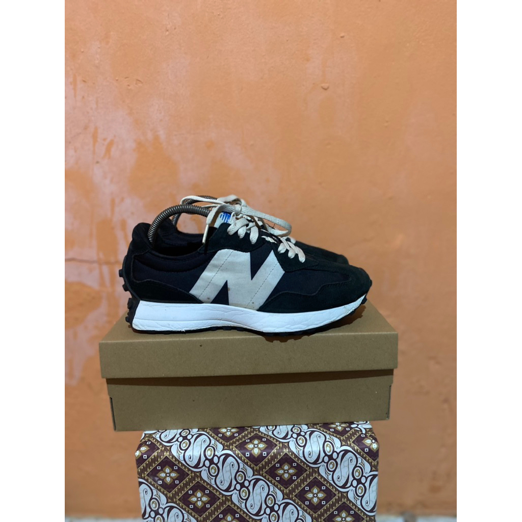 NEW BALANCE 327 WARNA HITAM STRIP PUTIH ORIGINAL