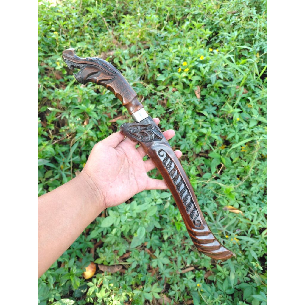 Pisau ukir naga