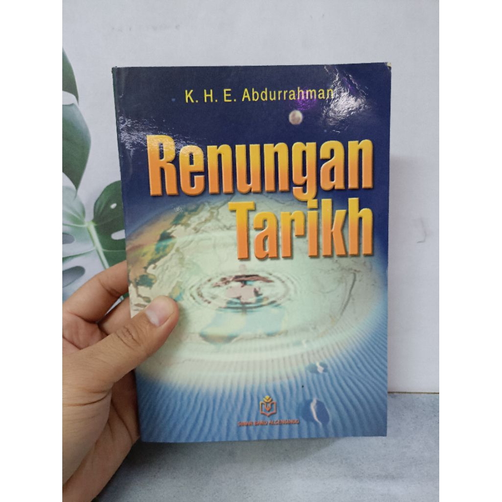 Renungan Tarikh" ini ditulis oleh K.H.E. Abdurrahman.