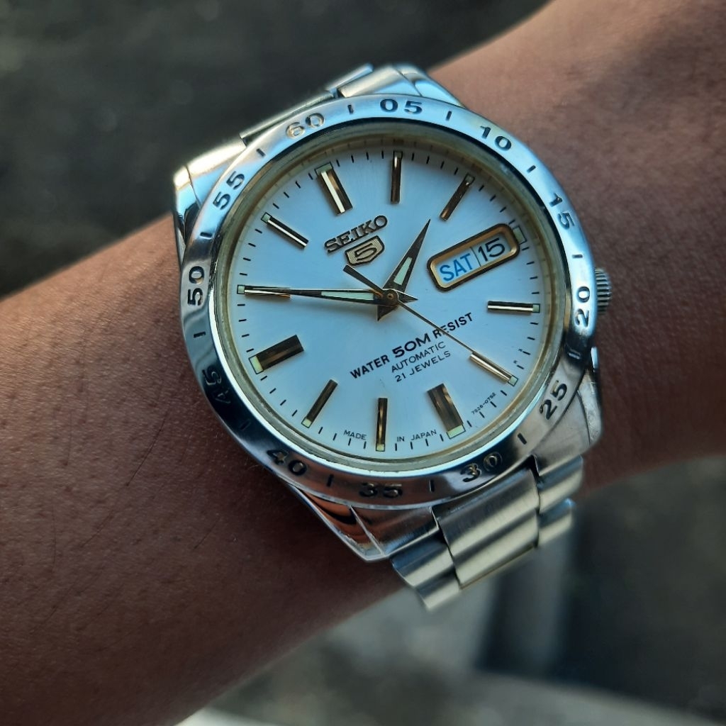 Jam Tangan Seiko 5 SNKE04K1 Automatic White Dial Stainless Steel Original