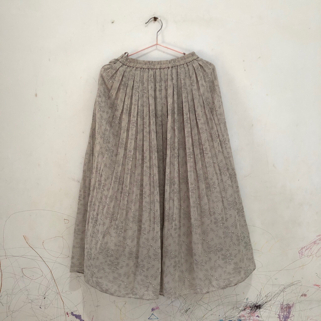 UNIQLO ROK PLISKET BUNGA ABU