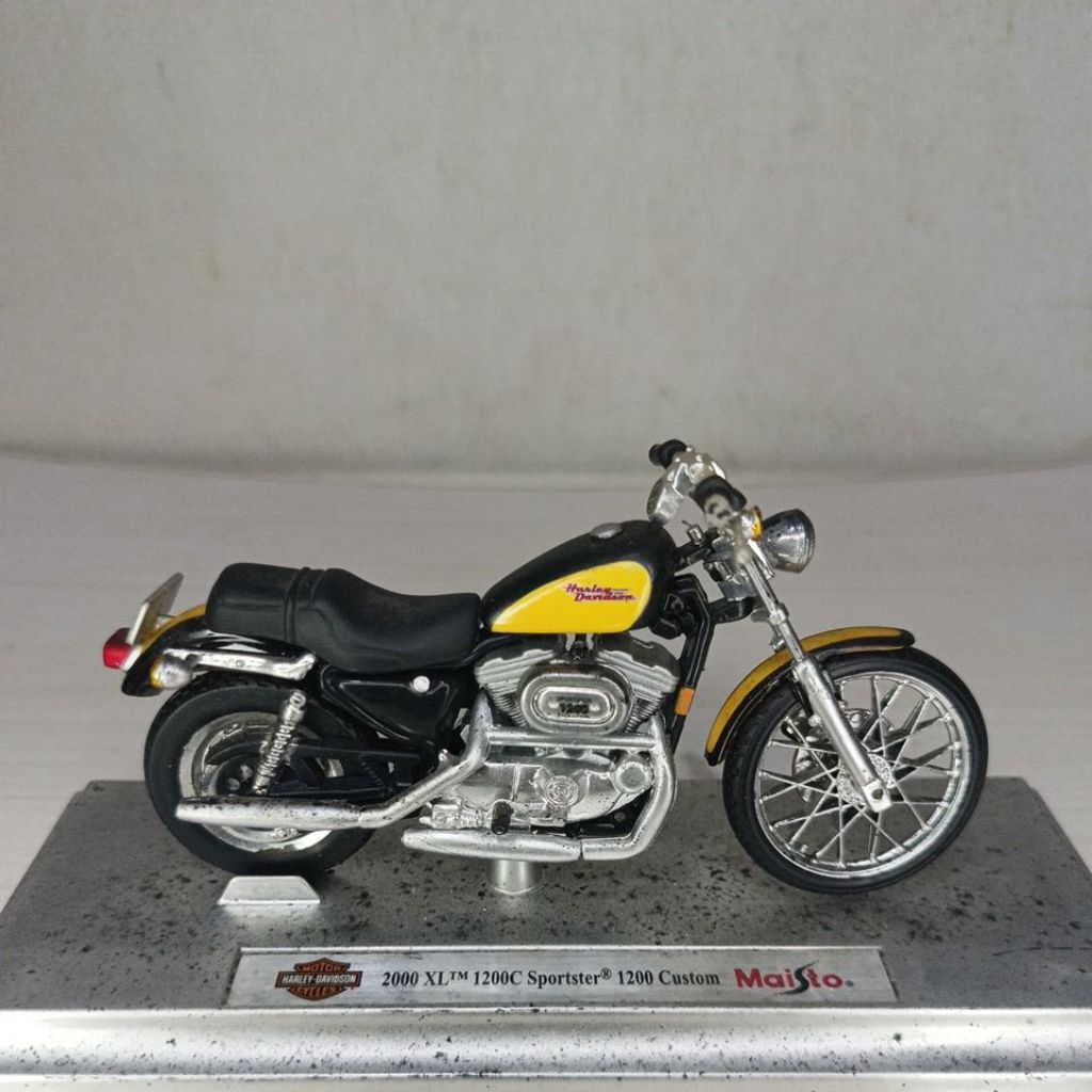 Maisto diecast motor Harley Davidson 2000 XL 1200C Sportster Custom skala 1:18