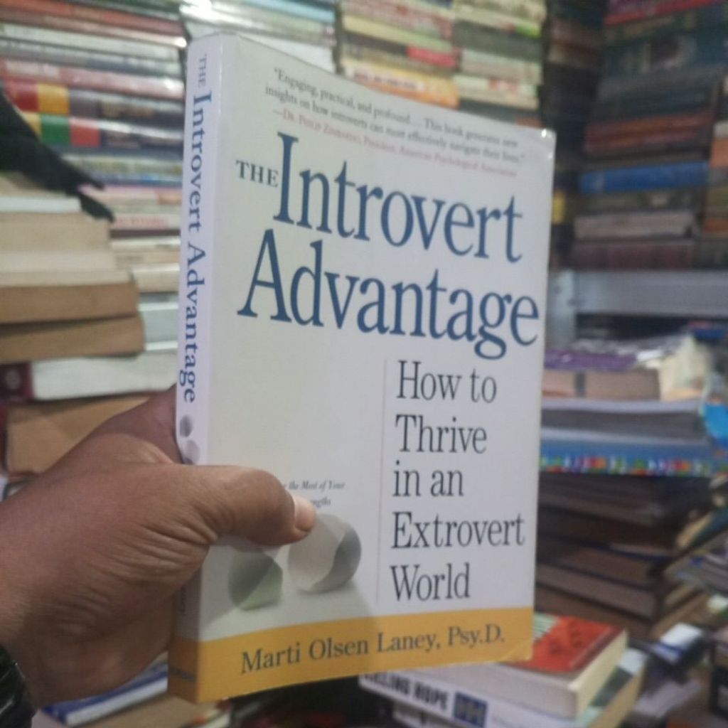 Buku The Introvert Advantage Karya Marti Olsen Laney Ps.D. Putih Kuning Dengan Ilustrasi