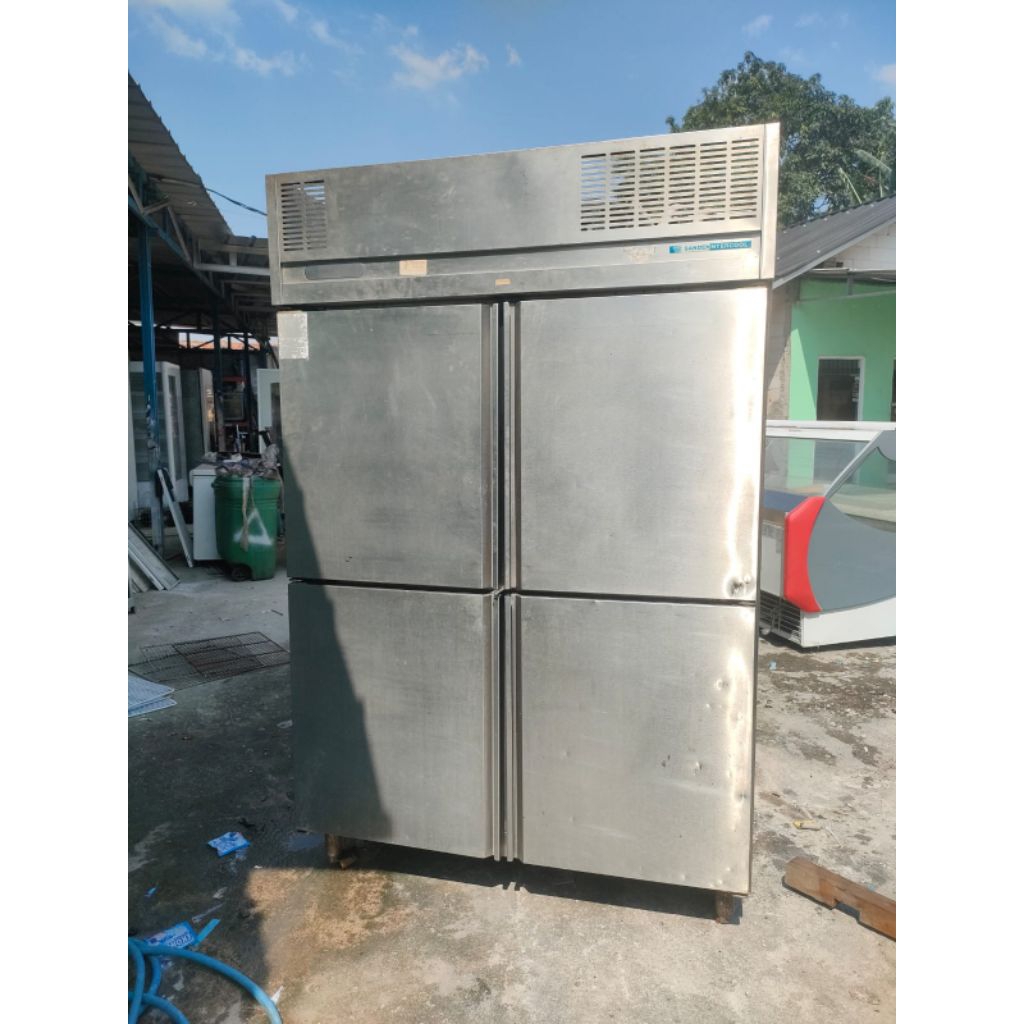 Second Upright chiller  4 D