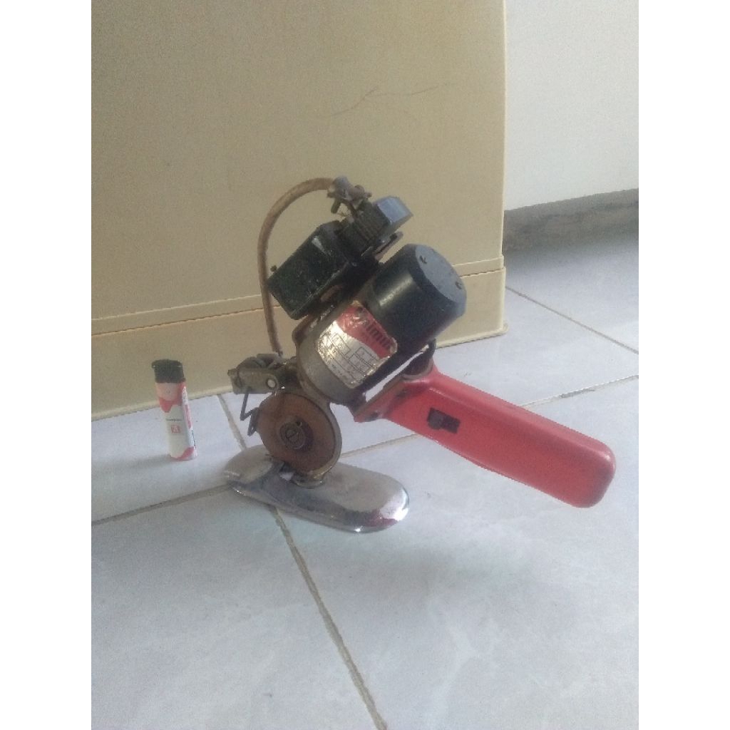 mesin/ guting pemotong kain merk maimin 120volt