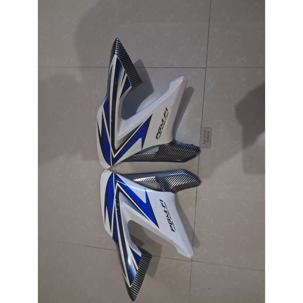 sayap shroud cb 150R old original putih list biru