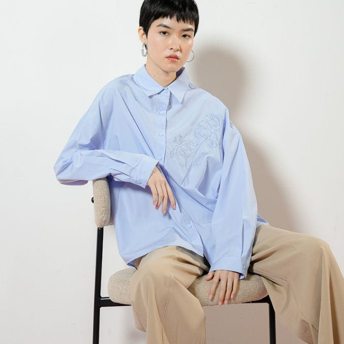 This Is April Zinnia Top Atasan Lengan Panjang Wanita Kemeja Bordir Floral Blue dan Pink
