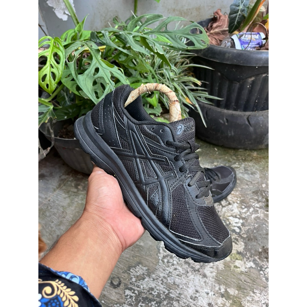 fullblack asics size 39