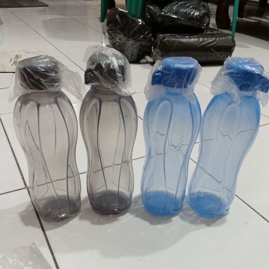 Tupperware eco 500l ml tutup putar warna hitam dan biru