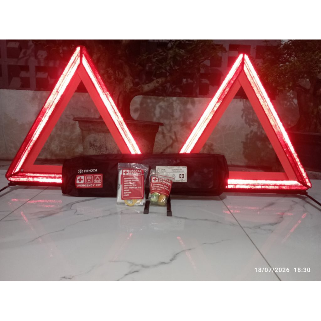 SEGITIGA PENGAMAN MOBIL/SEGITIGA REFLEKTOR MOBIL/TRIANGLE CAR/EMERGENCY KIT/,TOYOTA/DAIHATSU, AVANZA