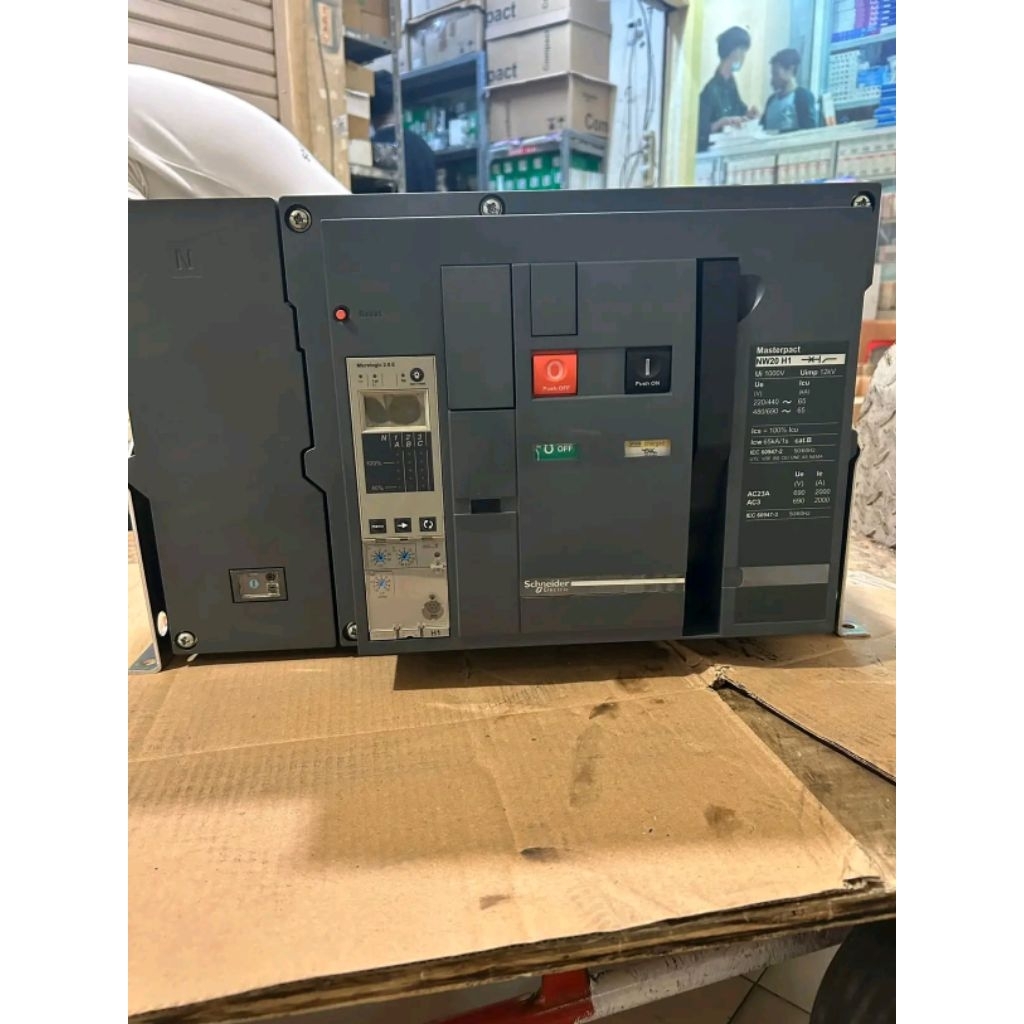 ACB SCHNEIDER MASTERPACT NW32H14F2EH NW32 H1 3200A 3200 AMPER 4P 4 P