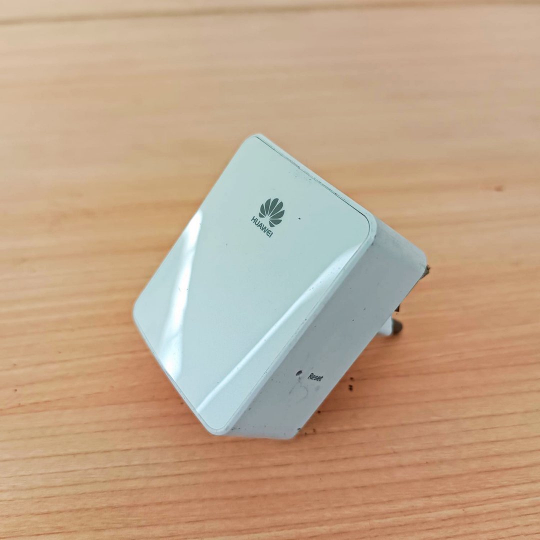 Huawei WS331c 300Mbps Wireless Range Extender WiFi Repeater atau penguat sinyal WiFi