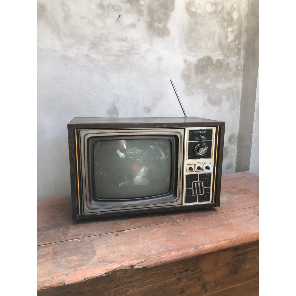 pajangan tv jadul Mitsubha kayu lawas