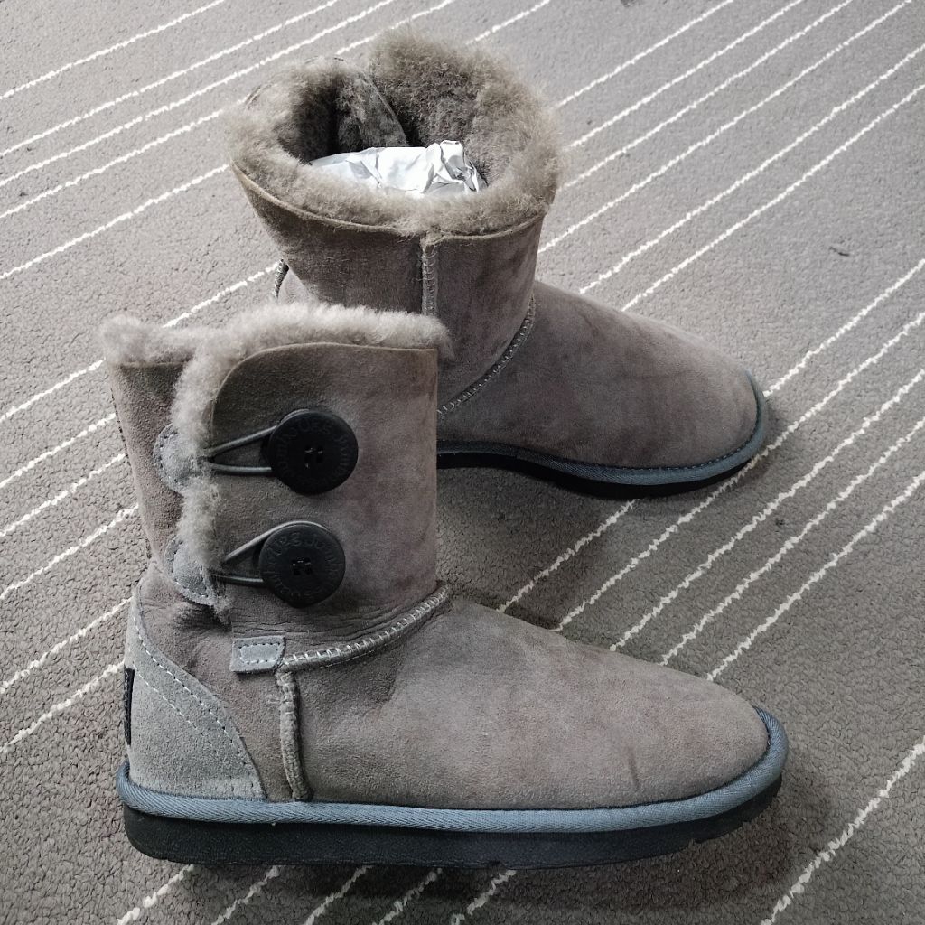 Sepatu UGG Wanita Authentic