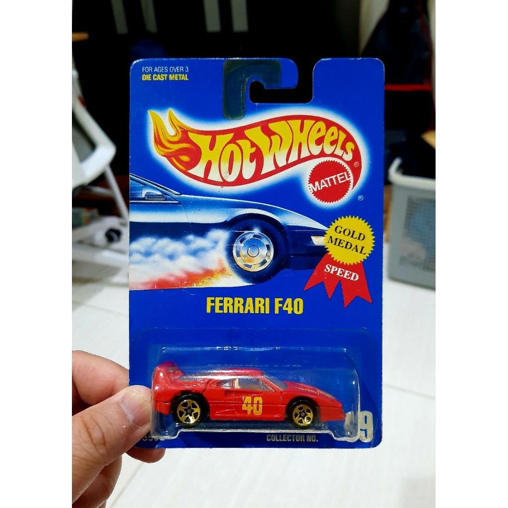 HOT WHEELS FERRARI F40 GOLD MEDAL VELG BINTANG GOLD - ERROR TAMPO NOMOR TENGAH (NEAR MINT CONDITION)