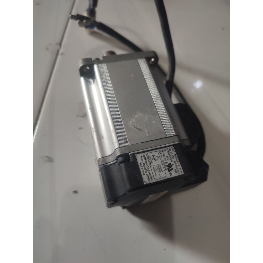 AC SERVO MOTOR OMRON R88M-KE40030H-S2