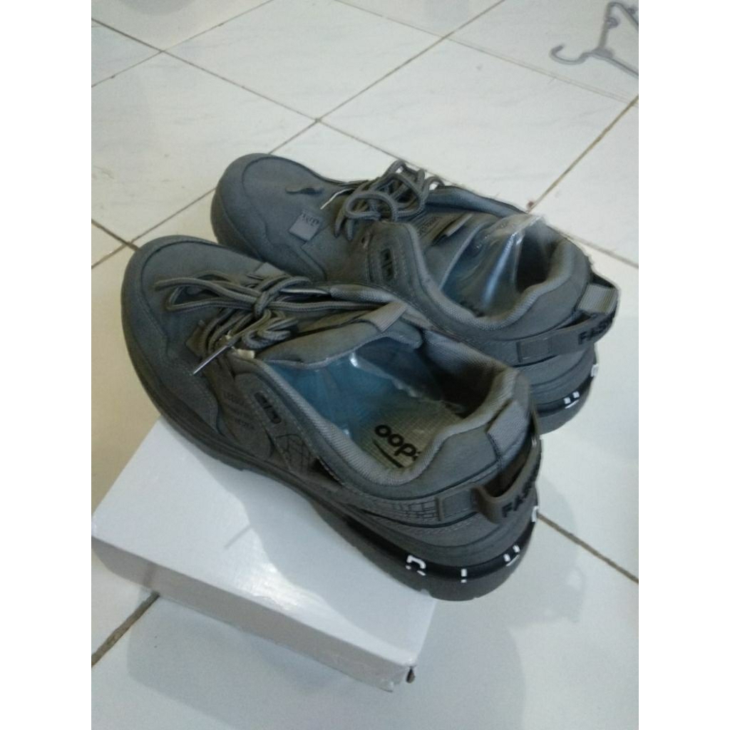 Sepatu sneakers leedo
