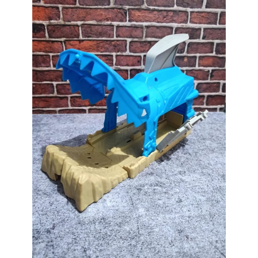 Hot Wheels / HotWheels Track Monster Truck Launcher Team Shark Wreak