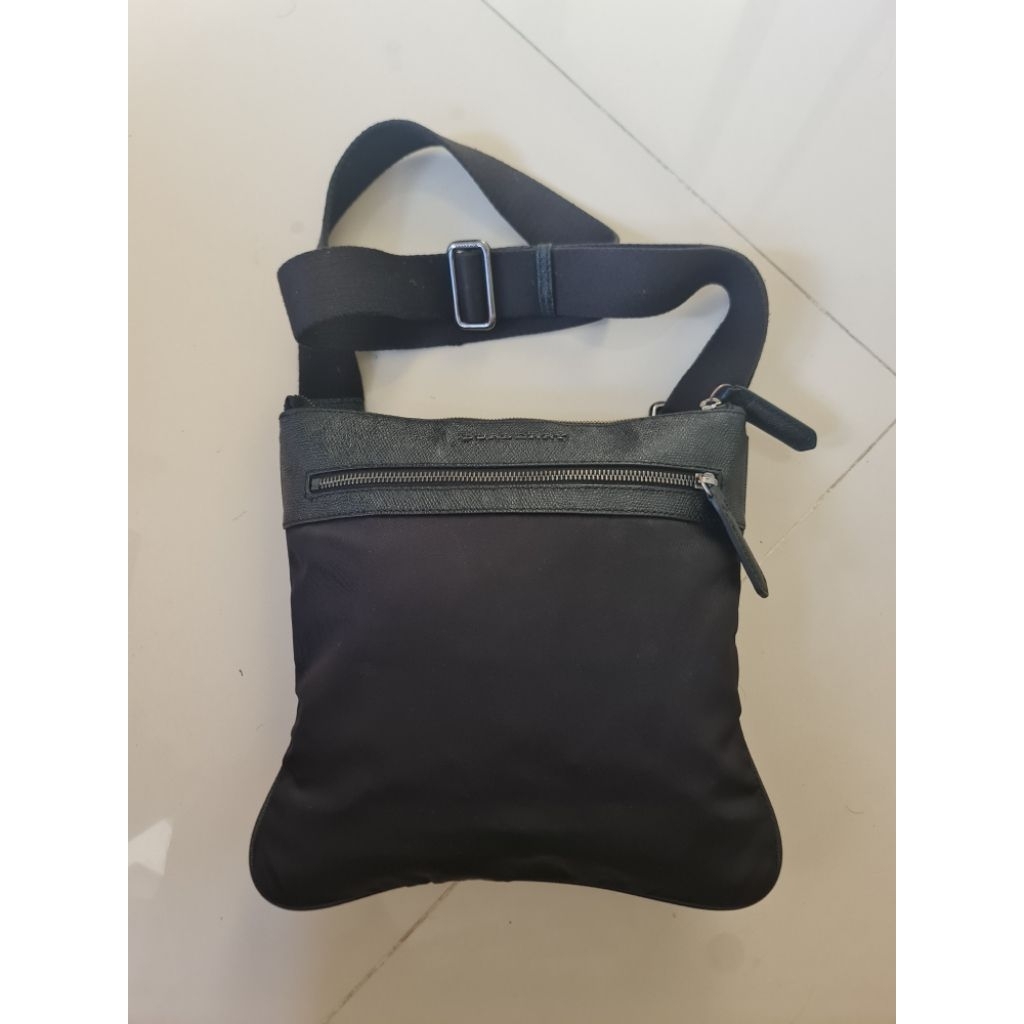 299. Burberry Sling Crossbody Bag Men Pria Black Nylon Combi Leather
Preloved
Nylon
Leather Kulit As