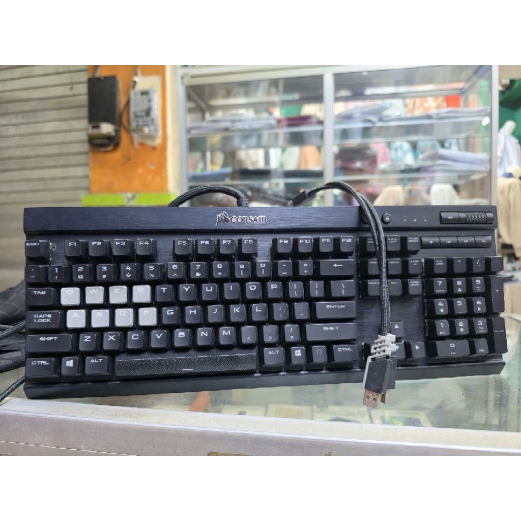 Corsair K70 LUX RGB Keyboard Mekanik Gaming Cherry MX Red Switch, RGB Customizable