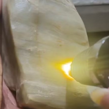 Batu Bahan Fosil kayu hijau / Giok Pasirakit Natural Tinggal poles