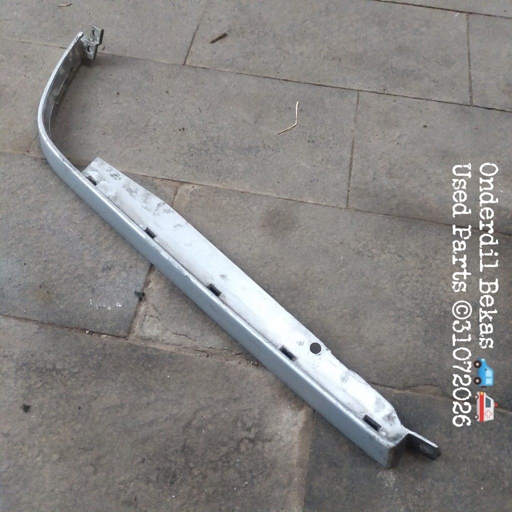 frame list lampu headlamp kanan Mercedes Benz w202 C class