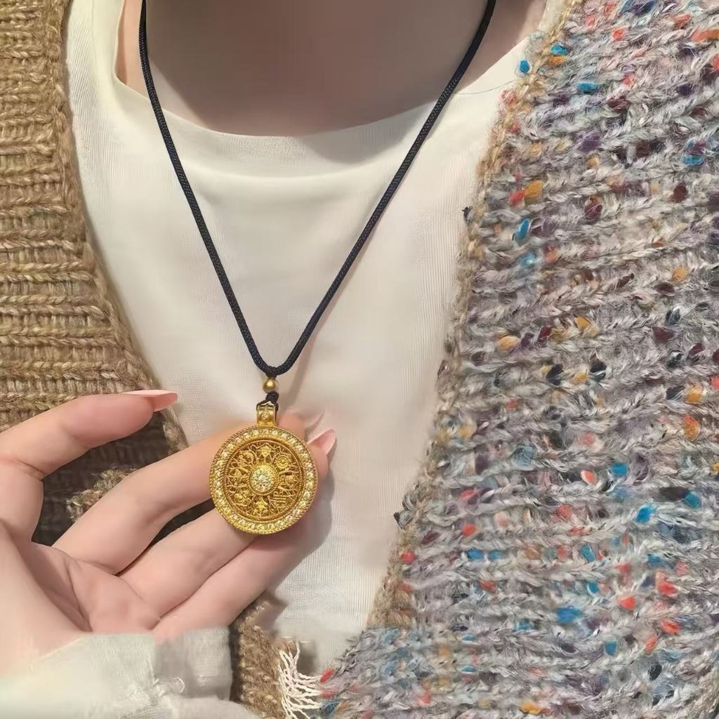 Perhiasan Berkilauan Kalung Tali Hitam Liontin Bulat Ukir Zircon Warna Emas Gaya Vintage Elegan Wani