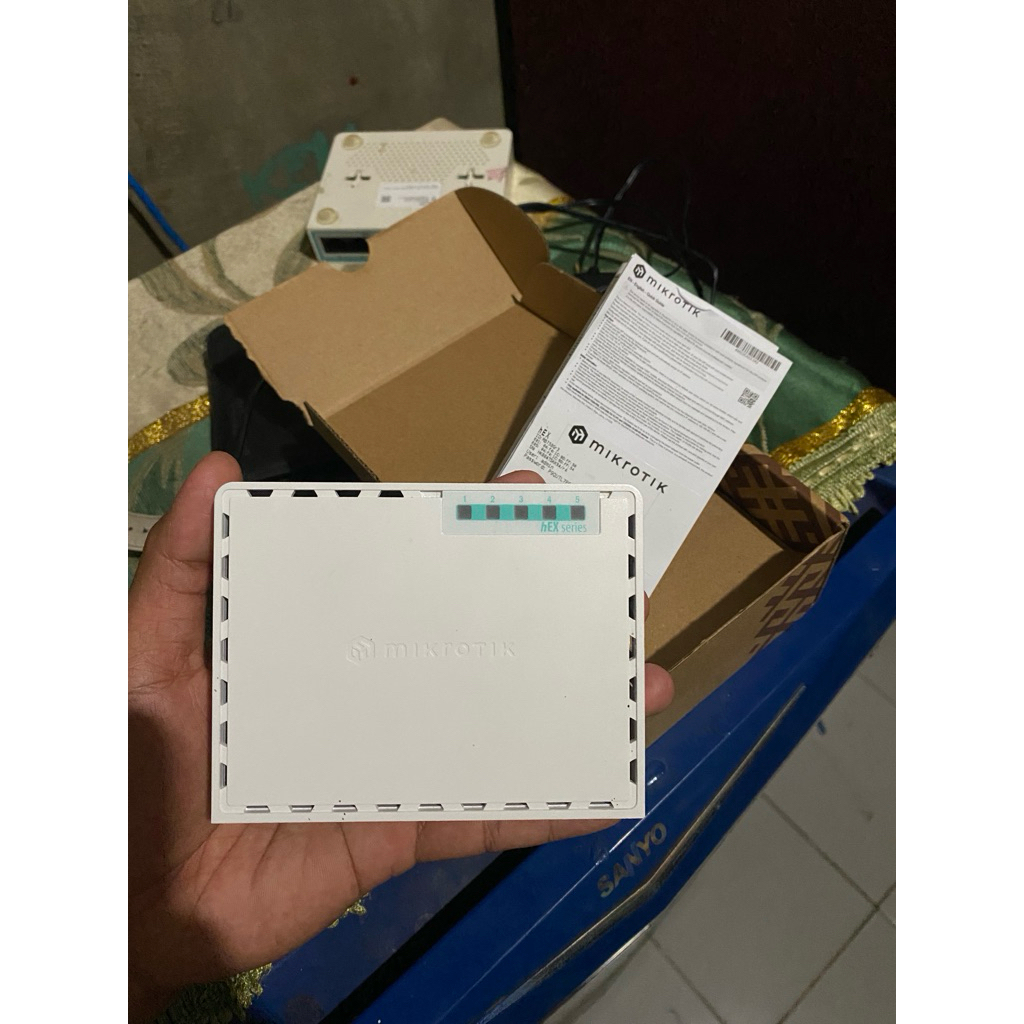 MikroTik RB750Gr3 hEX Second like 2Bulan