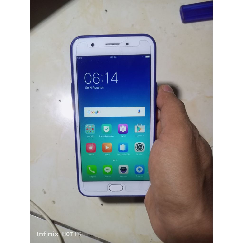 Oppo f1s minus tc retak sehelai benang tidak ngaruh tapi udah pake tg jadi tidak kelihatan ram 4/64