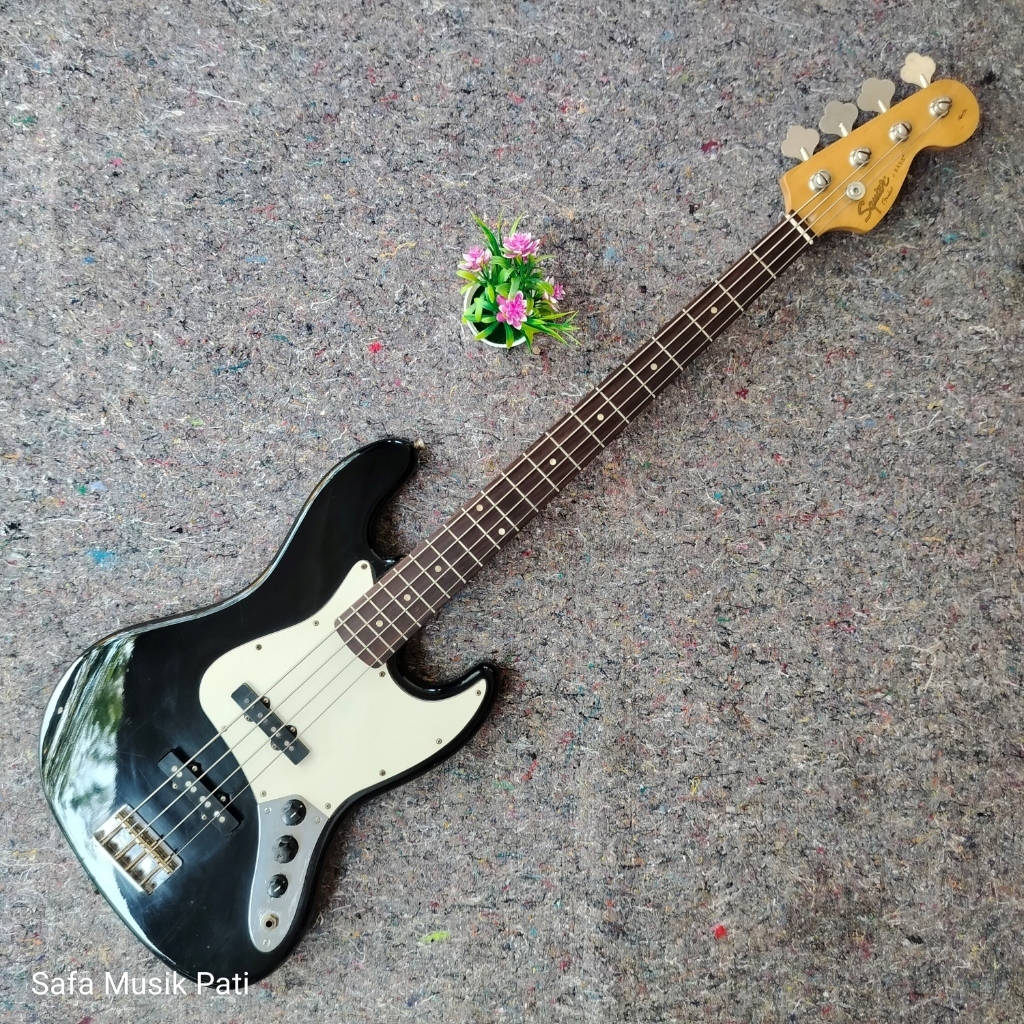 Squier Affinity, Gitar Bass Made China, Second Original, Normal Semua, Neck Lurus Aman (Packing Kayu