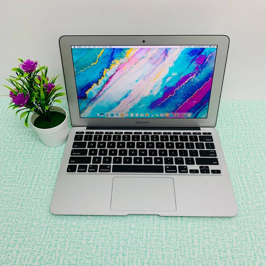 Macbook air 2015 11 inch i5 RAM 4 SSD 128/256 second