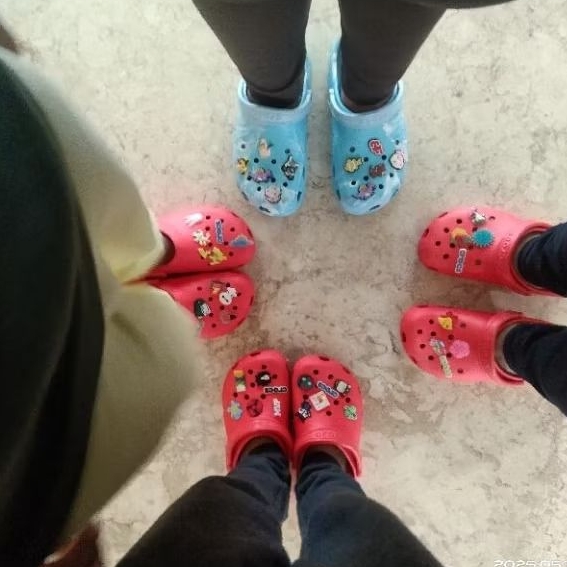 CROCS ORIGINAL, RIJEK PABRIK.. UTUH TANPA ADA YANG DIGUNTING, NAMUN RIJEKAN PABRIK