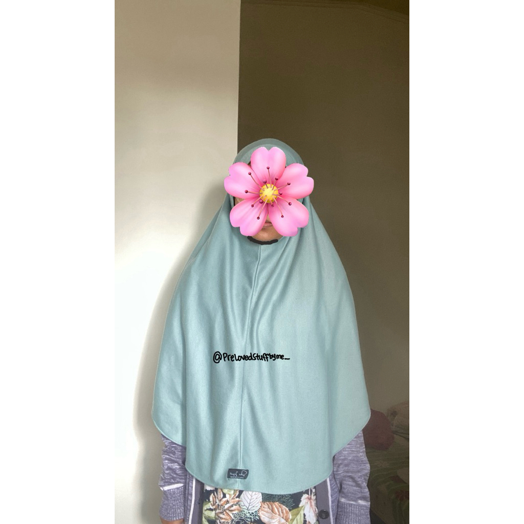 Hijab Pet Bergo Syar’i Menutup Dada Hijau Sage | Hijab Kaos