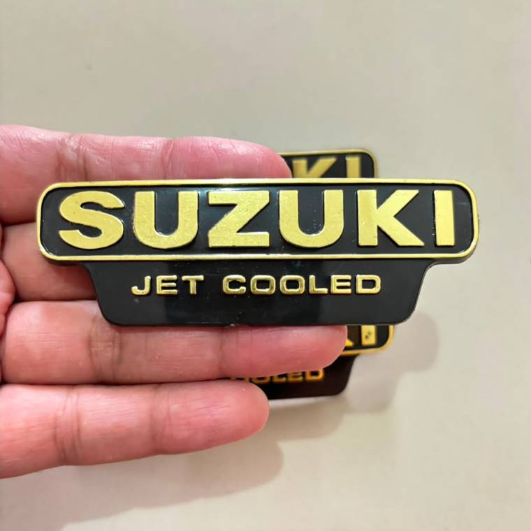 Logo / emblem body belakang Suzuki RC100, RC 100, Bravo, RC80, dan RC Bravo. Cocok untuk melengkapi 