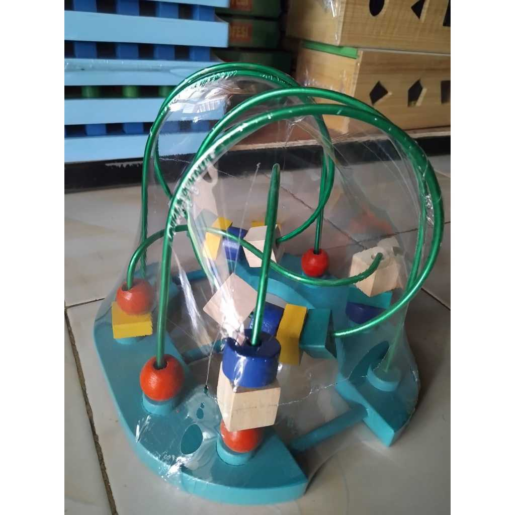 Mainan edukatif "Bead Maze" atau "Wire Maze" kayu.