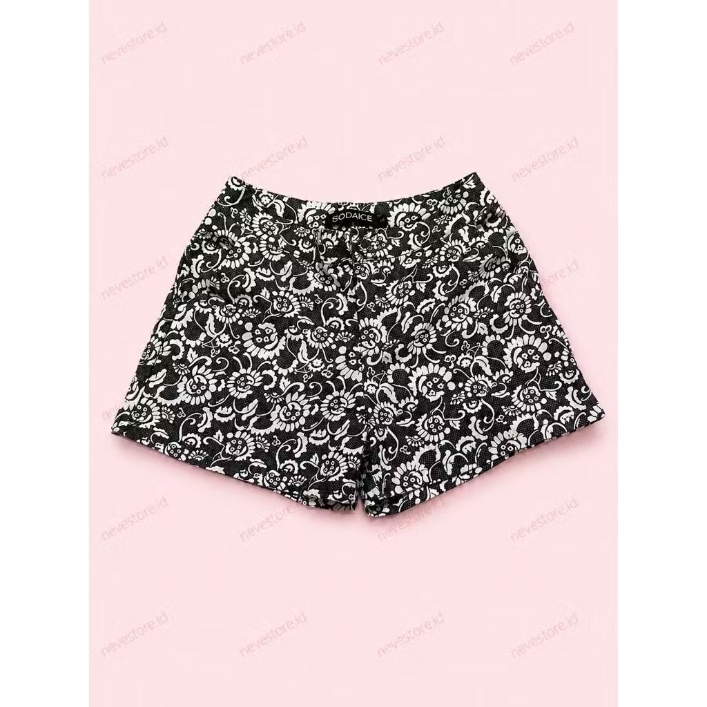 Celana Pendek Sodaice Black White Floral Pattern Short