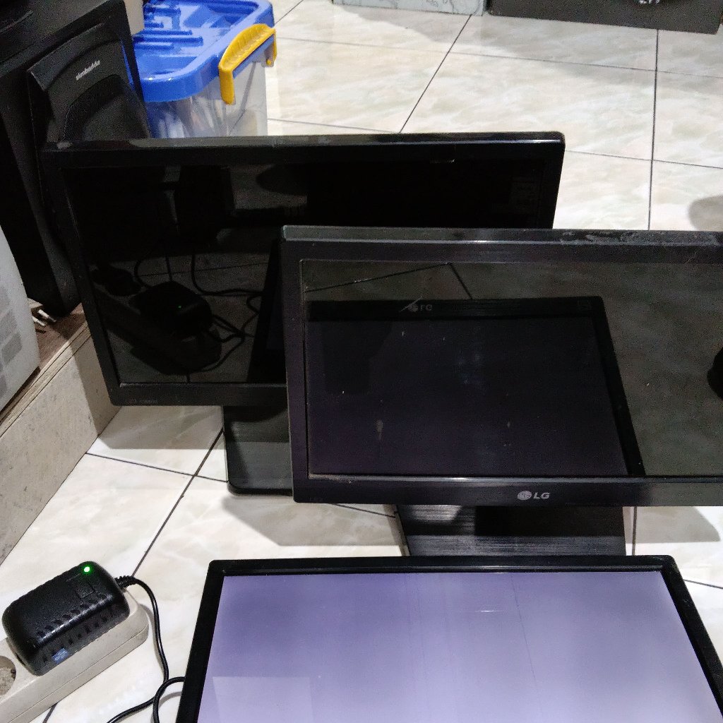 Monitor LCD 16 Inch Kondisi Rusak Bahan Kanibalan