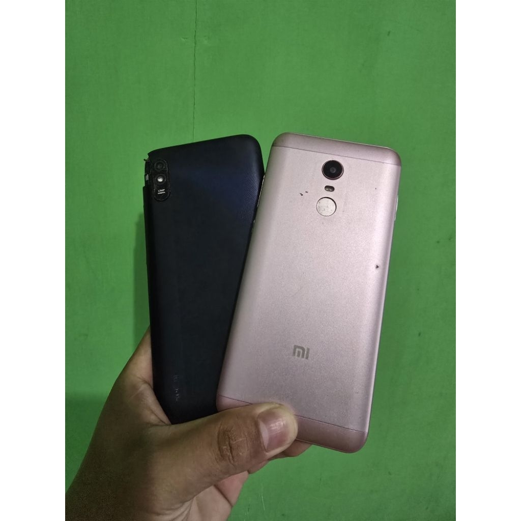 d jualn 2 unit hp minus fisik seperti di foto mesin segel.xiaomi  5 plus minus batre harus ganti lcd