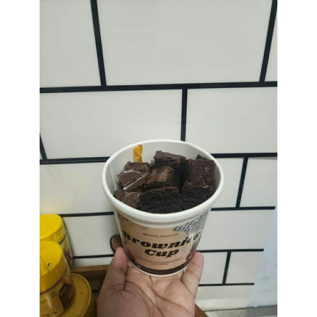Moms Bakery Brownies Cup camilan brownies dalam cup