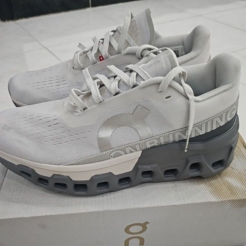 Sepatu pria OnCloud