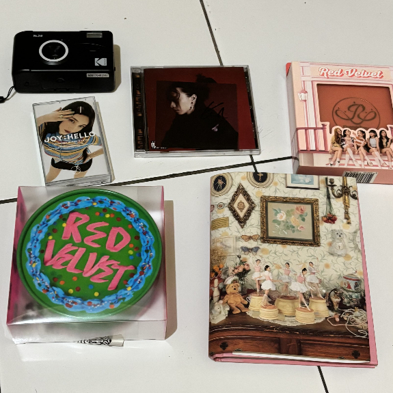 [Preloved] Koleksi Album RV & KESHI Minus Poster