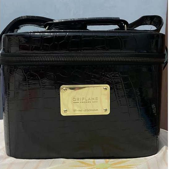 Tas kosmetik Oriflame hitam model kotak dengan resleting dan tali selempang