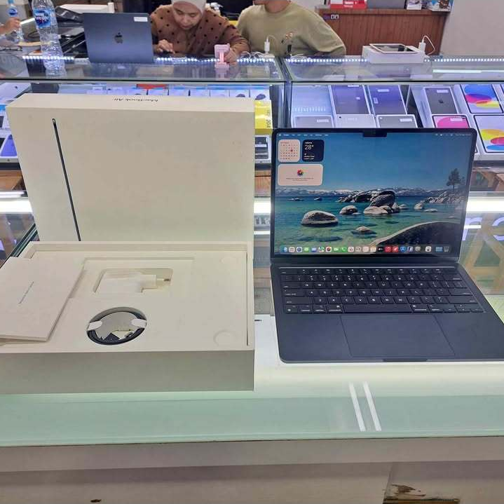 Second Macbook Air M3 13" Inch 16/256GB Midnight IBOX ON 31 Agustus 2027 Mulus Like New