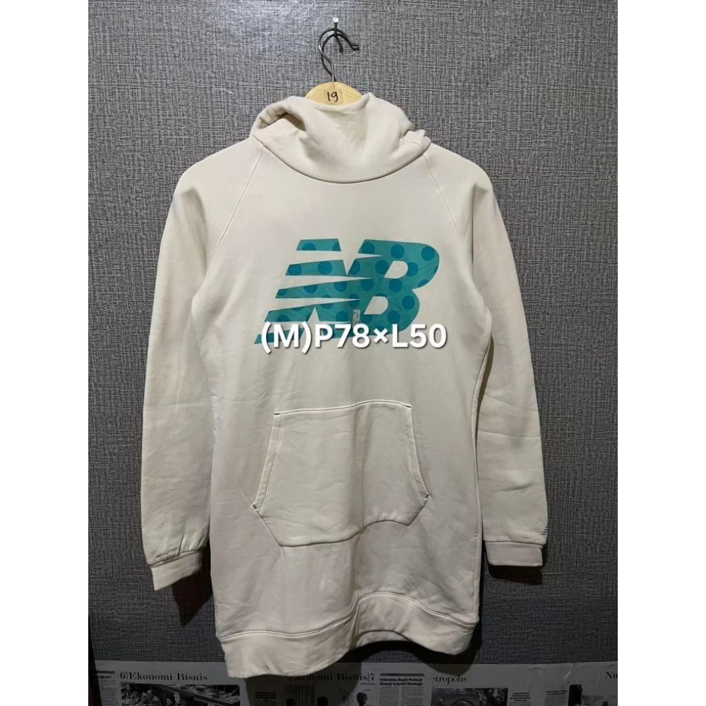 Hoodie New Balance cream motif logo NB polkadot lengan panjang unisex casual