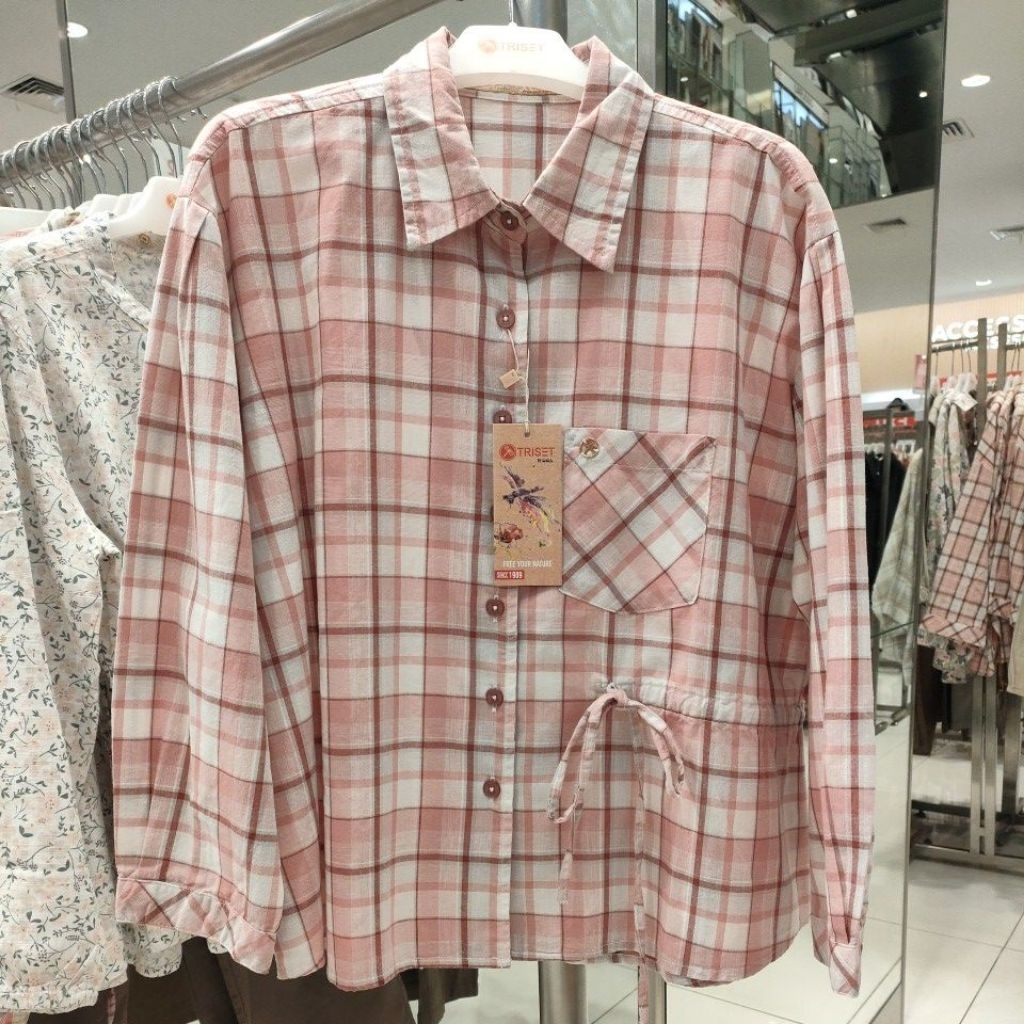 triset kemeja wanita motif kotak.