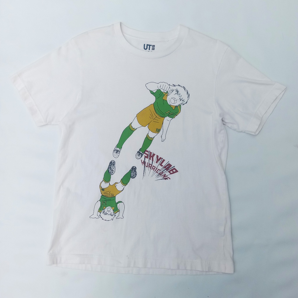 Kaos UT UNIQLO Men Tsubasa Skylab Hurricane – White Size S | T-Shirt Anime Captain Tsubasa Edisi Ter