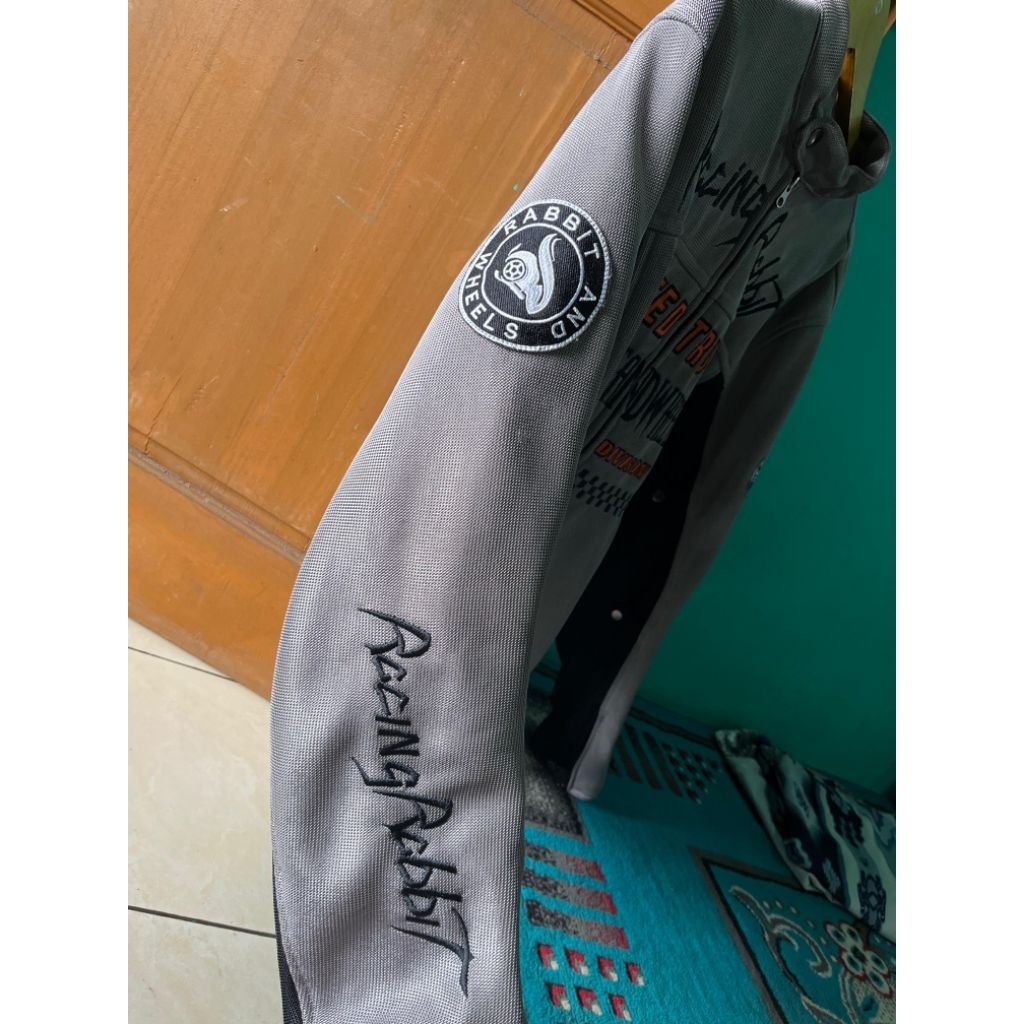 JACKET RABBIT AND WHEELS.