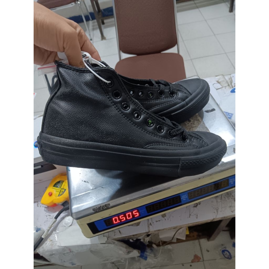 SNEAKERS PRIA SEPATU CONVERSE KULIT FULLBLACK HIGH